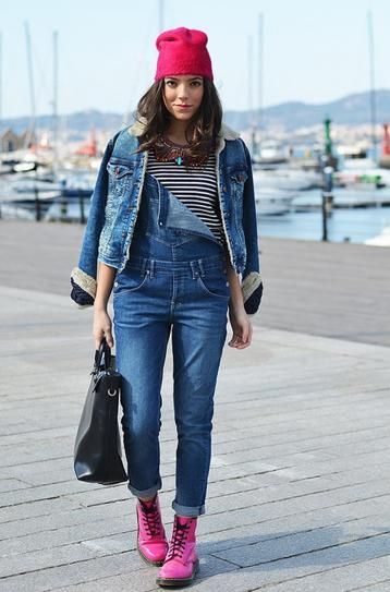 "Outfit de primăvară: salopetă de blugi asortată cu o jachetă ușoară din denim, ideal pentru zilele însorite."